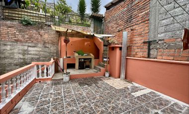 Se vende casa en Azogues, frente al colegio Luis C