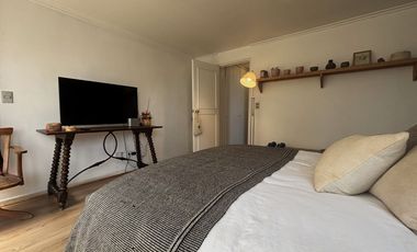 Se vende espacioso Departamento 1D + 1B + Estacionamiento y bodega. Providencia