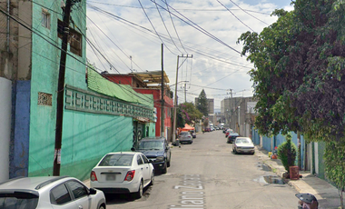 Casa en Venta en Tlalnepantla, EDOMEX - Casa con Buena Distribución y Conectividad, Remate Bancario Con Gran Plusvalía