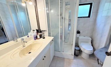 Preciosa Casa En Calle Tranquila En Las Condes