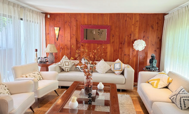 Preciosa Casa En Calle Tranquila En Las Condes