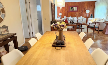 Preciosa Casa En Calle Tranquila En Las Condes