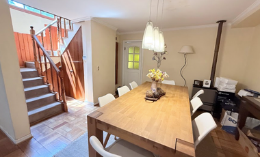 Preciosa Casa En Calle Tranquila En Las Condes