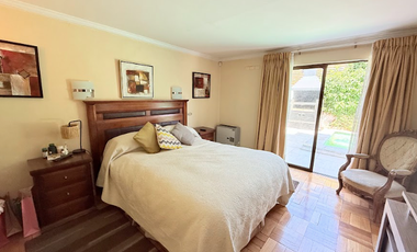 Preciosa Casa En Calle Tranquila En Las Condes