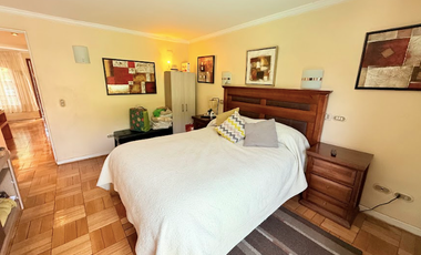 Preciosa Casa En Calle Tranquila En Las Condes