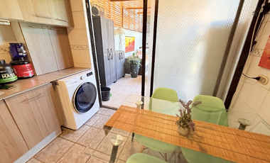 Preciosa Casa En Calle Tranquila En Las Condes