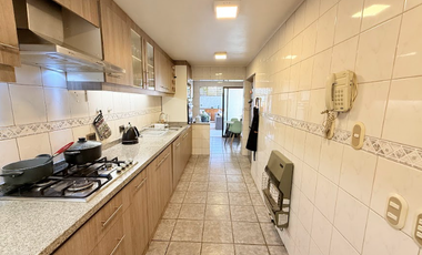 Preciosa Casa En Calle Tranquila En Las Condes