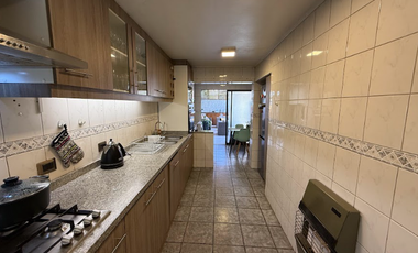 Preciosa Casa En Calle Tranquila En Las Condes