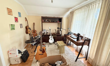 Preciosa Casa En Calle Tranquila En Las Condes