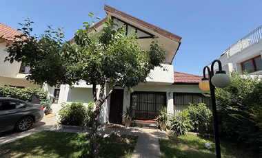 Preciosa Casa En Calle Tranquila En Las Condes