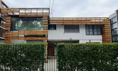 Estupenda Casa Comercial/Oficina, Suecia /C. Antúnez, 9 Privados, 10 Estacionamientos, A Pasos Metro Los Leones