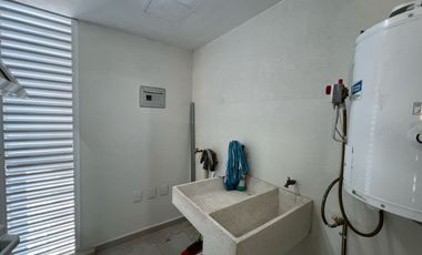 Departamento Semiamueblado en Renta – Cañadas del Bosque, Tres Marías  ¡Ubicación inmejorable! A un lado hospitales IMSS, ISSSTE, Infantil y Civil