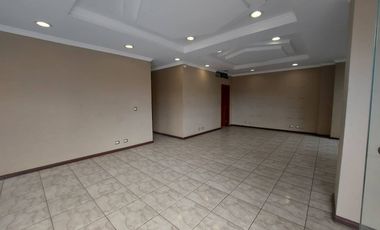 local comercial de arriendo en Cuenca  a 2 cuadras de la Ave. Huaynacapac Sector Cementerio
