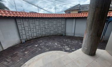 local comercial de arriendo en Cuenca  a 2 cuadras de la Ave. Huaynacapac Sector Cementerio