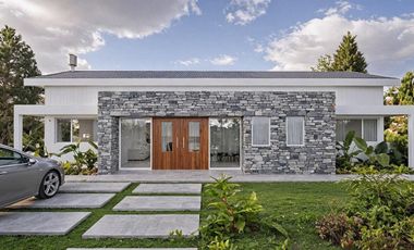 Casa 5 ambientes, en construcción, Costa Esmeralda.