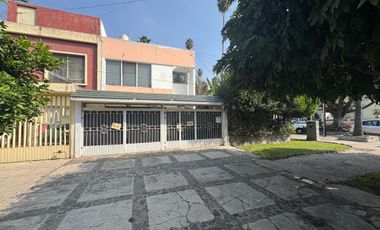 CASA EN RENTA EN ESQUINA COMERCIAL, COL. MODERNA
