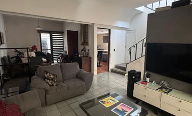 CASA EN RENTA EN ESQUINA COMERCIAL, COL. MODERNA