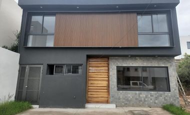 Casa con 231 m² Superficie de Terreno, 4 Recámaras en Venta en Bosques de Santa Anita