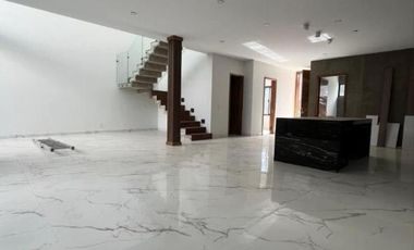 Casa con 231 m² Superficie de Terreno, 4 Recámaras en Venta en Bosques de Santa Anita