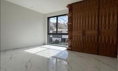 Casa con 231 m² Superficie de Terreno, 4 Recámaras en Venta en Bosques de Santa Anita