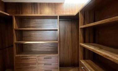 Casa con 231 m² Superficie de Terreno, 4 Recámaras en Venta en Bosques de Santa Anita