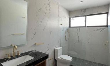 Casa con 231 m² Superficie de Terreno, 4 Recámaras en Venta en Bosques de Santa Anita