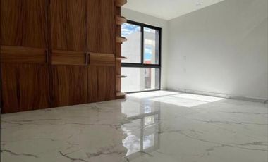 Casa con 231 m² Superficie de Terreno, 4 Recámaras en Venta en Bosques de Santa Anita