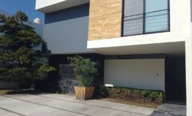 CASA EN RENTA FRACCIONAMIENTO LOS ROBLES 3 RECAMARAS, ESTUDIO Y BAÑO COMPLETO EN PLANTA BAJA, TERRAZA, JARDIN, BODEGA