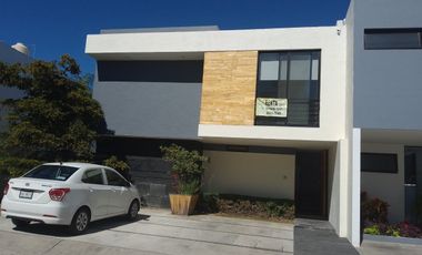 CASA EN RENTA FRACCIONAMIENTO LOS ROBLES 3 RECAMARAS, ESTUDIO Y BAÑO COMPLETO EN PLANTA BAJA, TERRAZA, JARDIN, BODEGA