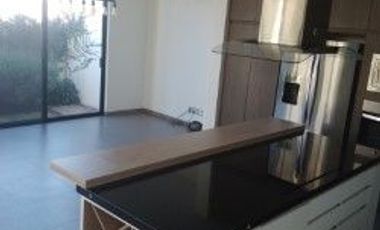 CASA EN RENTA FRACCIONAMIENTO LOS ROBLES 3 RECAMARAS, ESTUDIO Y BAÑO COMPLETO EN PLANTA BAJA, TERRAZA, JARDIN, BODEGA