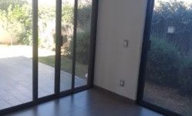 CASA EN RENTA FRACCIONAMIENTO LOS ROBLES 3 RECAMARAS, ESTUDIO Y BAÑO COMPLETO EN PLANTA BAJA, TERRAZA, JARDIN, BODEGA