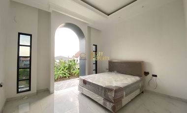 RUMAH MEWAH 2 LANTAI DI GODEAN DEKAT PUSAT KOTA YOGYAKARTA