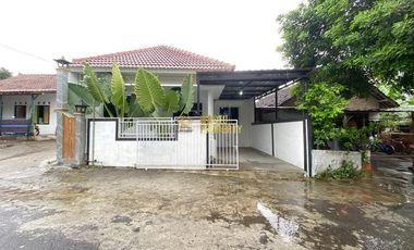 VILLA SIAP HUNI, PRIVATE POOL FULLY FURNISH DEKAT LANUD ADISUCIPTO