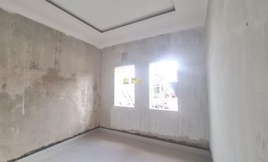 RUMAH SIAP HUNI DENGAN HALAMAN LUAS DEKAT JALAN JOGJA–SOLO