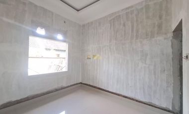 RUMAH SIAP HUNI DENGAN HALAMAN LUAS DEKAT JALAN JOGJA–SOLO