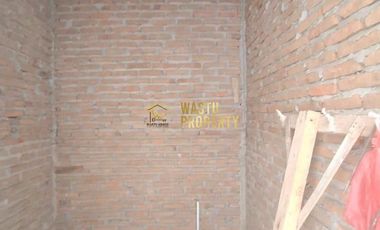 RUMAH SIAP HUNI DENGAN HALAMAN LUAS DEKAT JALAN JOGJA–SOLO