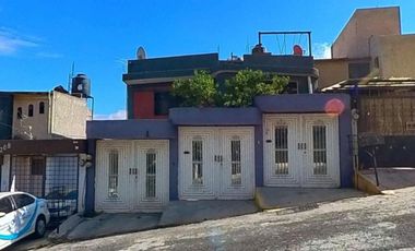 Amplia casa en calle cerrada