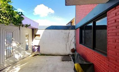 Amplia casa en calle cerrada