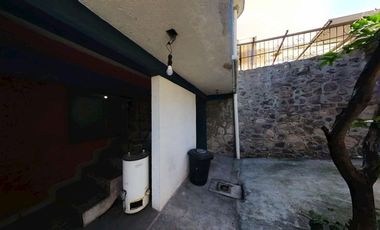 Amplia casa en calle cerrada