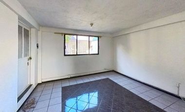 Amplia casa en calle cerrada