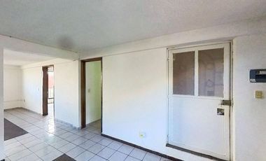 Amplia casa en calle cerrada