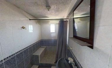 Amplia casa en calle cerrada