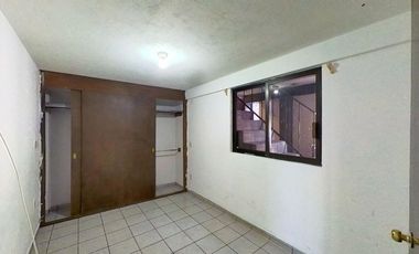 Amplia casa en calle cerrada