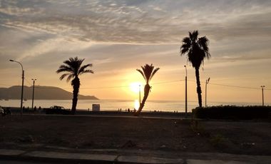 Venta De Casa Como Terreno Frente Al Mar – Ancón