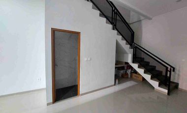 Rumah Brand New 3Lantai di BCS Cocok untuk gudang usaha online jalan 2 mobil lebih