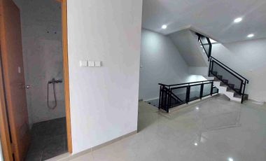 Rumah Brand New 3Lantai di BCS Cocok untuk gudang usaha online jalan 2 mobil lebih