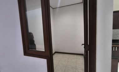 Disewakan Rumah 2 Lantai Nyaman Siap Huni Lokasi di Batununggal Indah Bandung