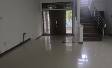 Disewakan Rumah 2 Lantai Nyaman Siap Huni Lokasi di Batununggal Indah Bandung