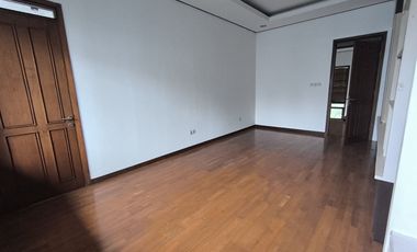 Disewakan Rumah 2 Lantai Nyaman Siap Huni Lokasi di Batununggal Indah Bandung