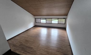 Disewakan Rumah 2 Lantai Nyaman Siap Huni Lokasi di Batununggal Indah Bandung